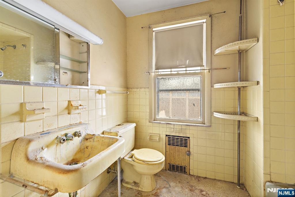 520 Rutherford Avenue Lyndhurst, NJ 07071 - Photo 10 of 11