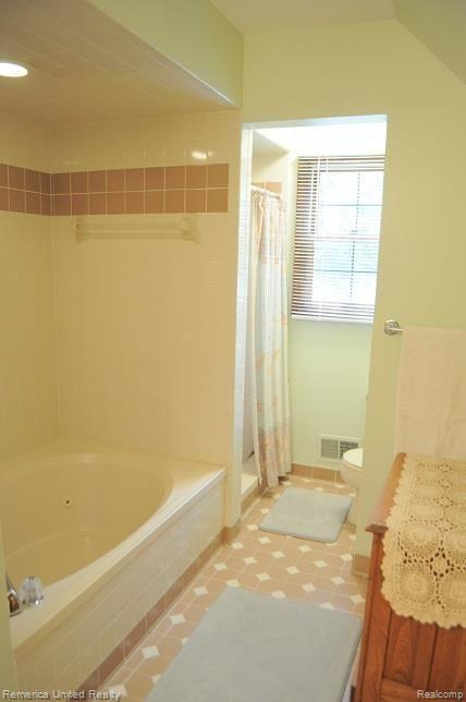 40848 Coventry Road Novi, MI 48375 - Photo 21 of 30 Master Bathroom.jpg
