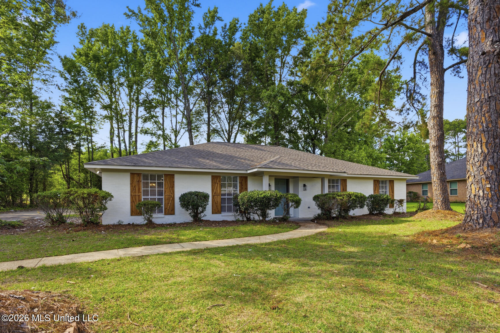860 Rutherford Drive Jackson, MS 39206 - Photo 2 of 39 front left view 860 Rutherford Dr
