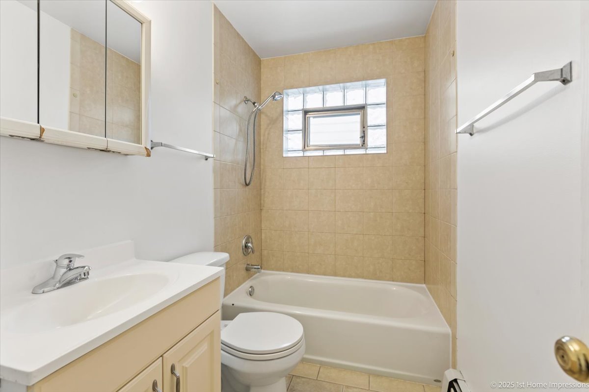 7121 West 110th Street, Unit 2W Worth, IL 60482 - Photo 14 of 19 a bathroom with a sink a toilet and a bathtub