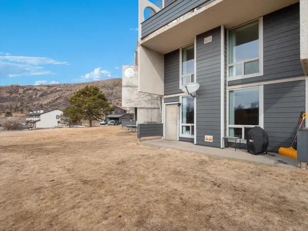 a view of a house with backyard and sitting area