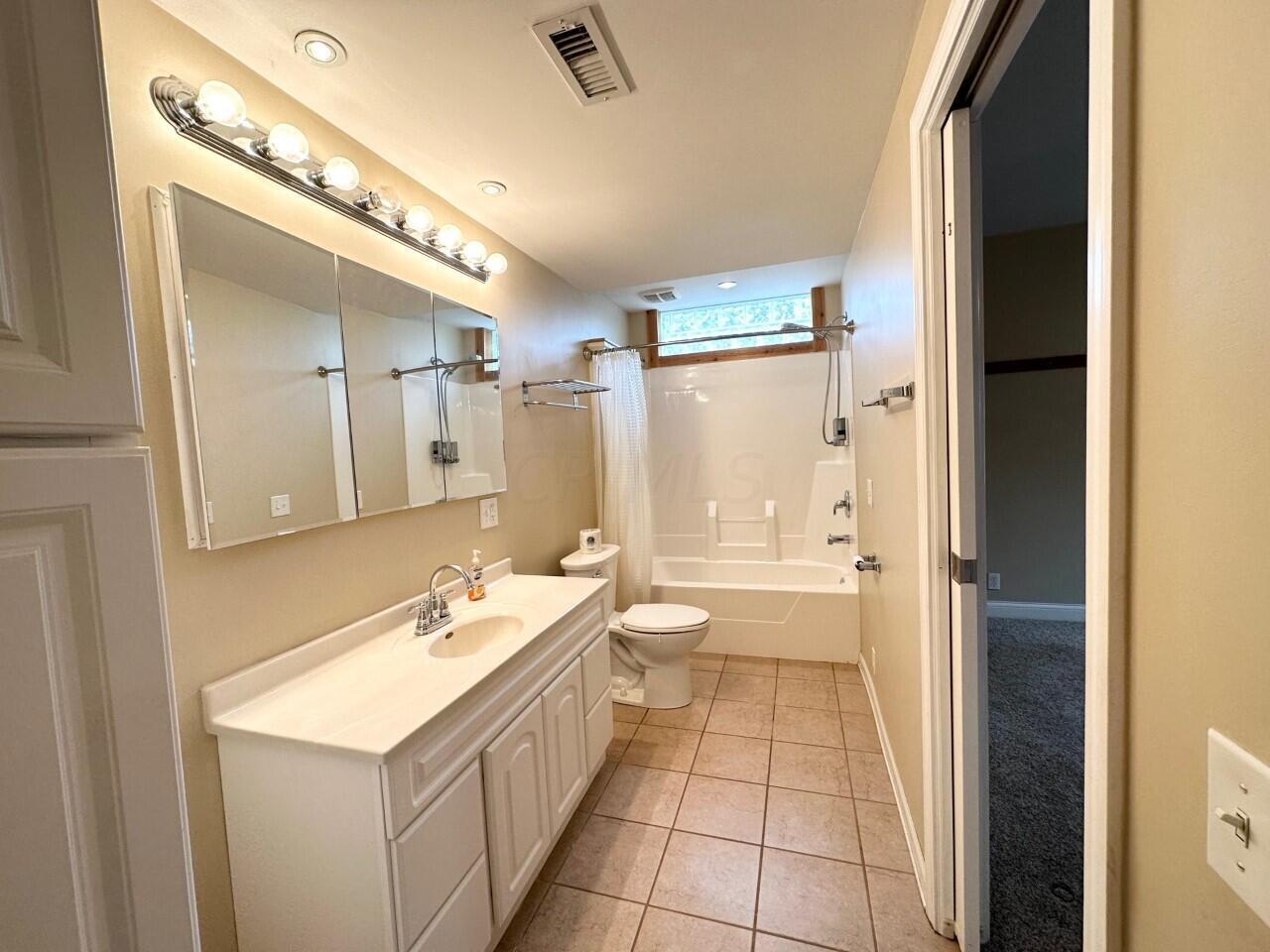109 Maple Street Hebron, OH 43025 - Photo 15 of 31 En Suite