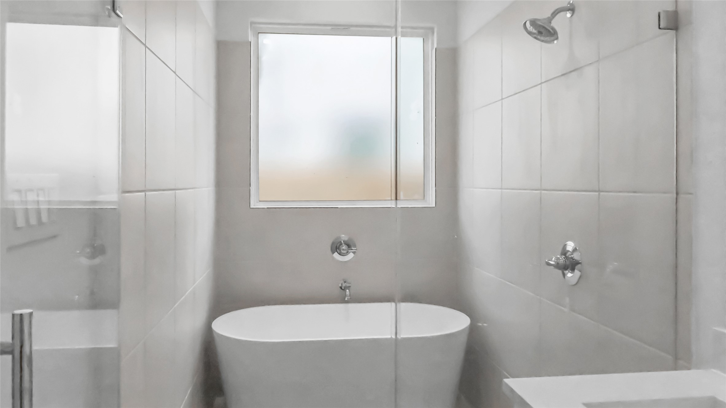 6635 Escondido Drive Rosharon, TX 77583 - Photo 19 of 28 a white bath tub sitting next to a white sink