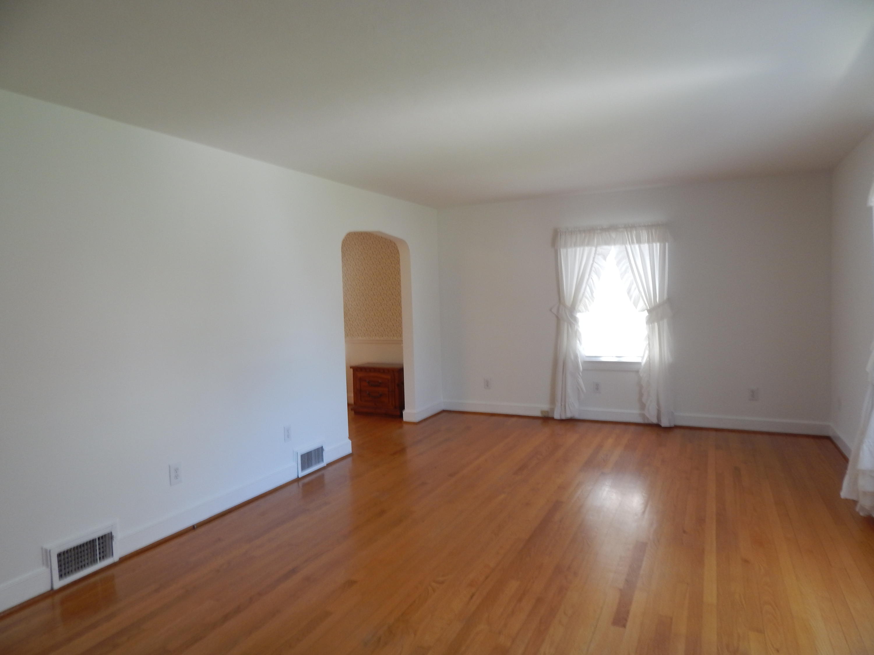 2334 York Road Southwest Roanoke, VA 24015 - Photo 2 of 13 2334 YORK RD - LR