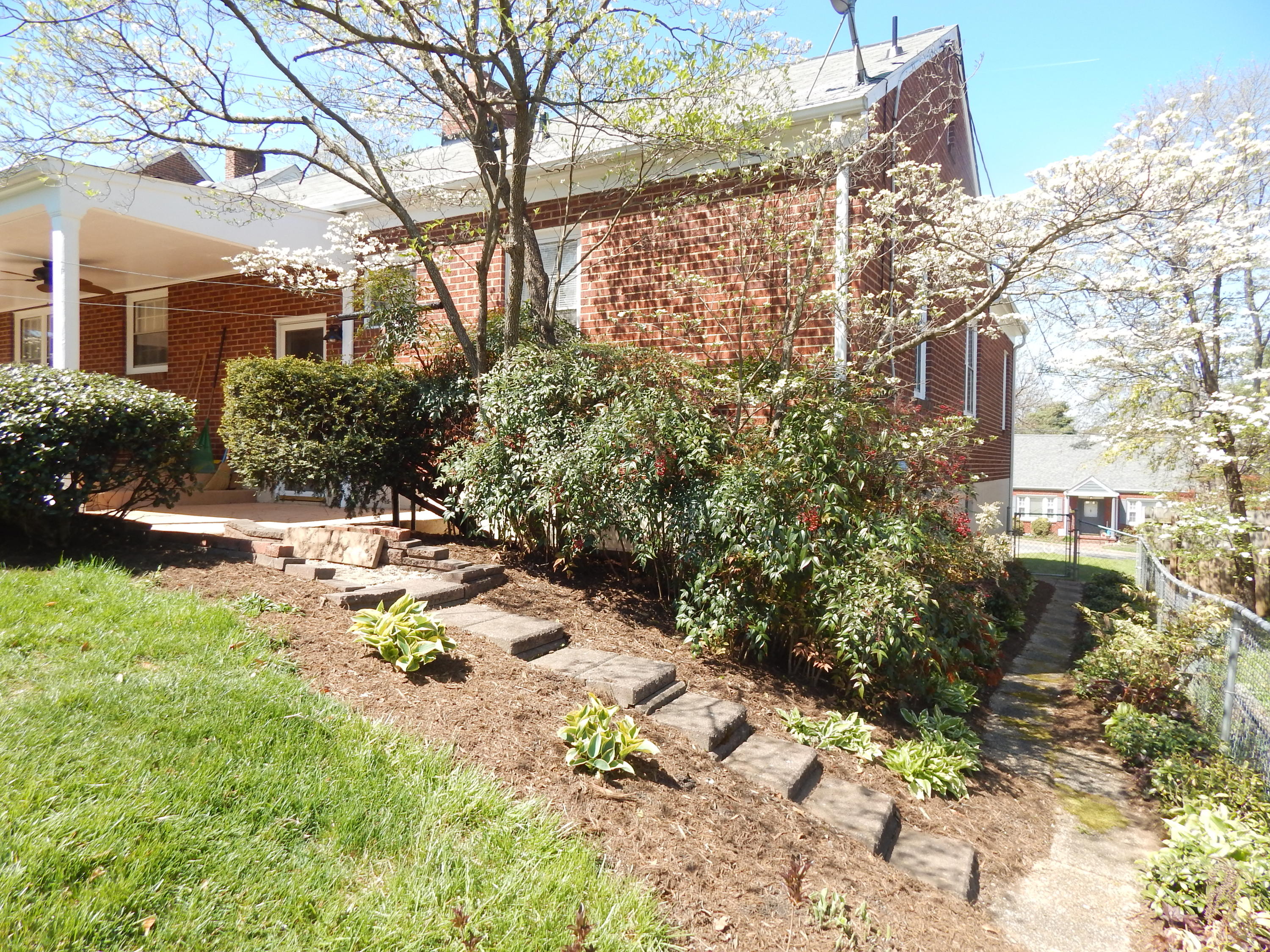 2334 York Road Southwest Roanoke, VA 24015 - Photo 11 of 13 2334 YORK RD - SIDE VIEW