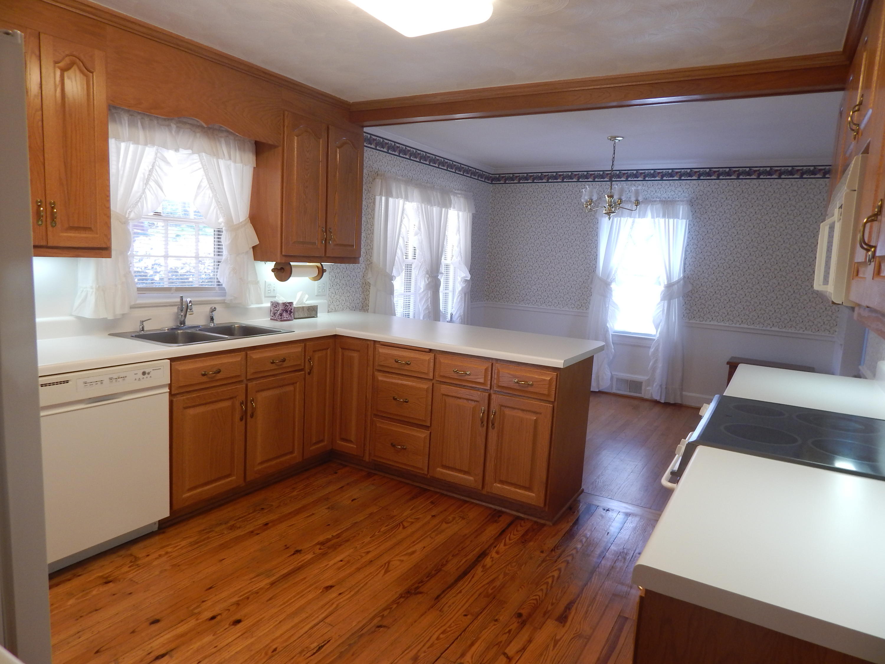 2334 York Road Southwest Roanoke, VA 24015 - Photo 5 of 13 2334 YORK RD= KITCHEN