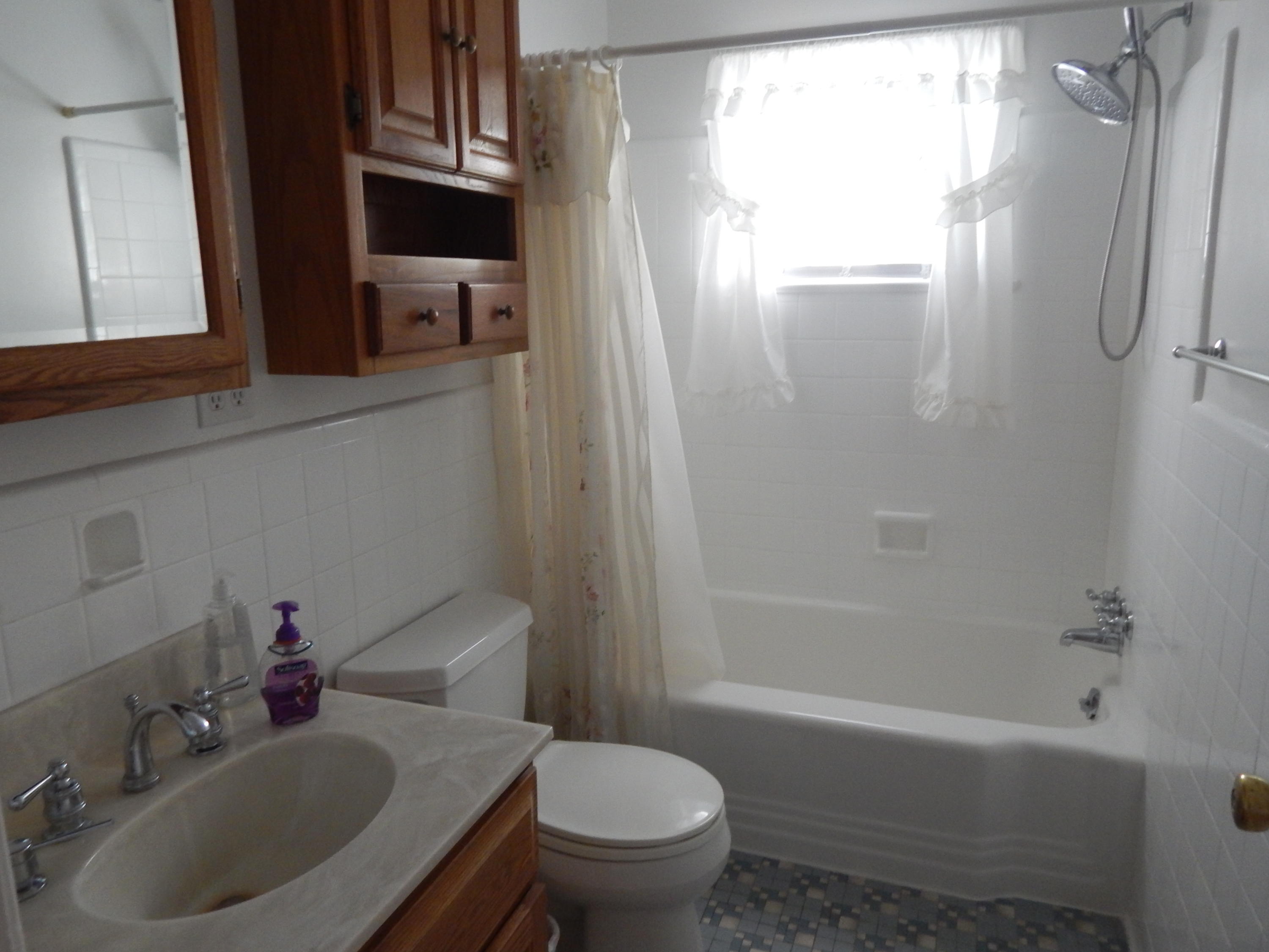 2334 York Road Southwest Roanoke, VA 24015 - Photo 7 of 13 2334 YORK RD - BATH