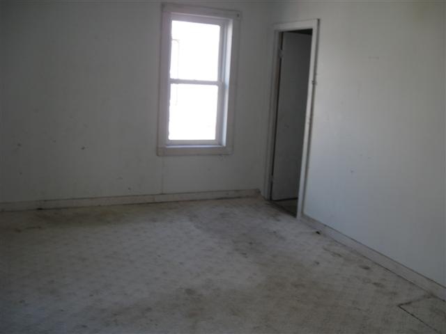922 East Shawnee Street Freeport, IL 61032 - Photo 5 of 9 an empty room with a window