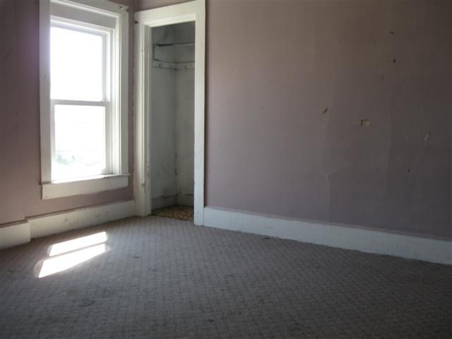 922 East Shawnee Street Freeport, IL 61032 - Photo 6 of 9 an empty room that has a window