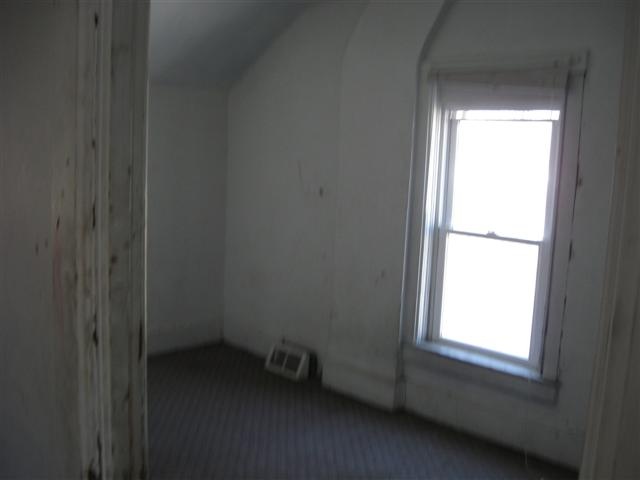 922 East Shawnee Street Freeport, IL 61032 - Photo 7 of 9 a room that has a window in it