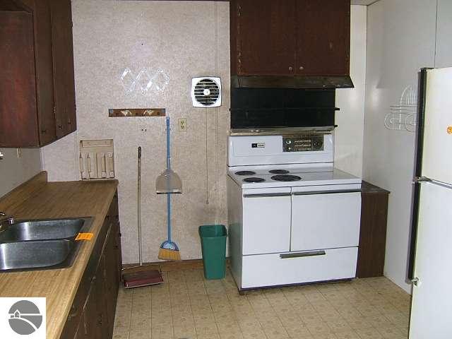 220 Moss Road Beulah, MI 49617 - Photo 9 of 15 1700295-8.JPG