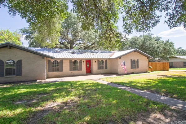 $299,999 | 33 Encino Loma, Beeville, TX 78102