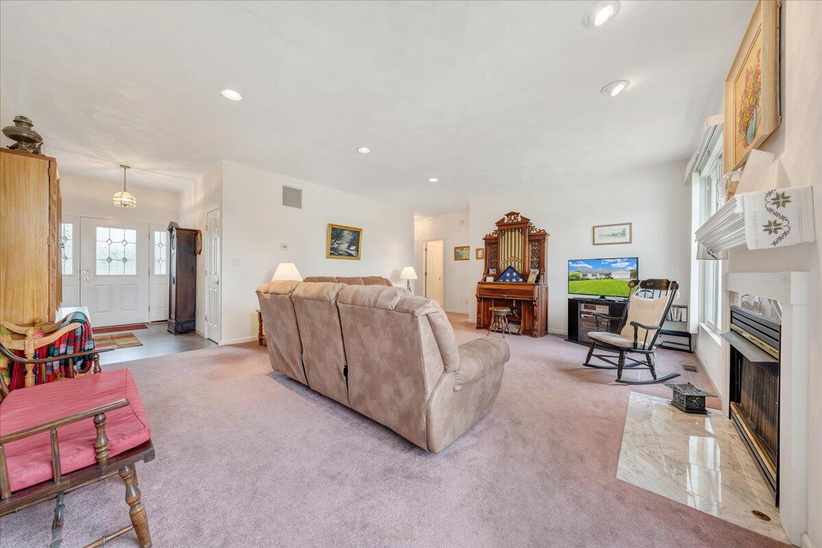 102 High Point Road Moneta, VA 24121 - Photo 7 of 64 Living room