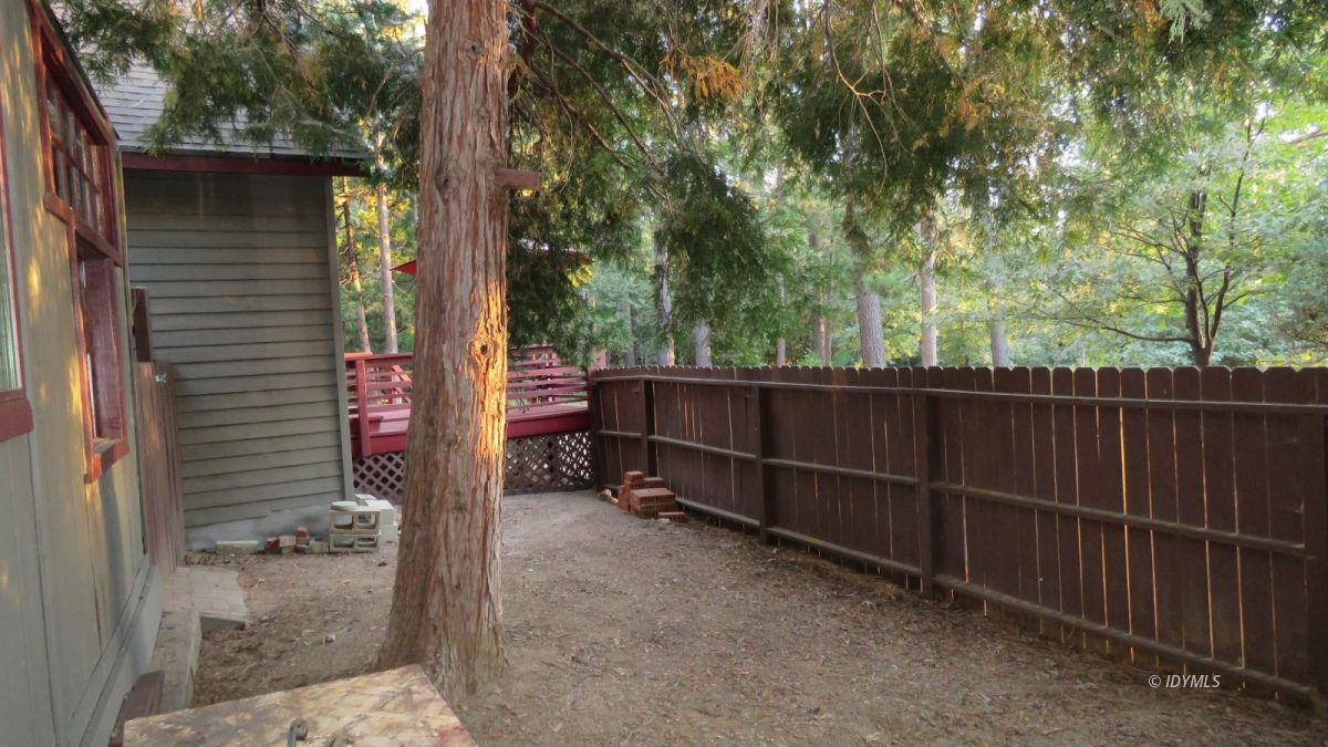 27300 Saunders Meadow Road Idyllwild, CA 92549 - Photo 31 of 39 a backyard of a house