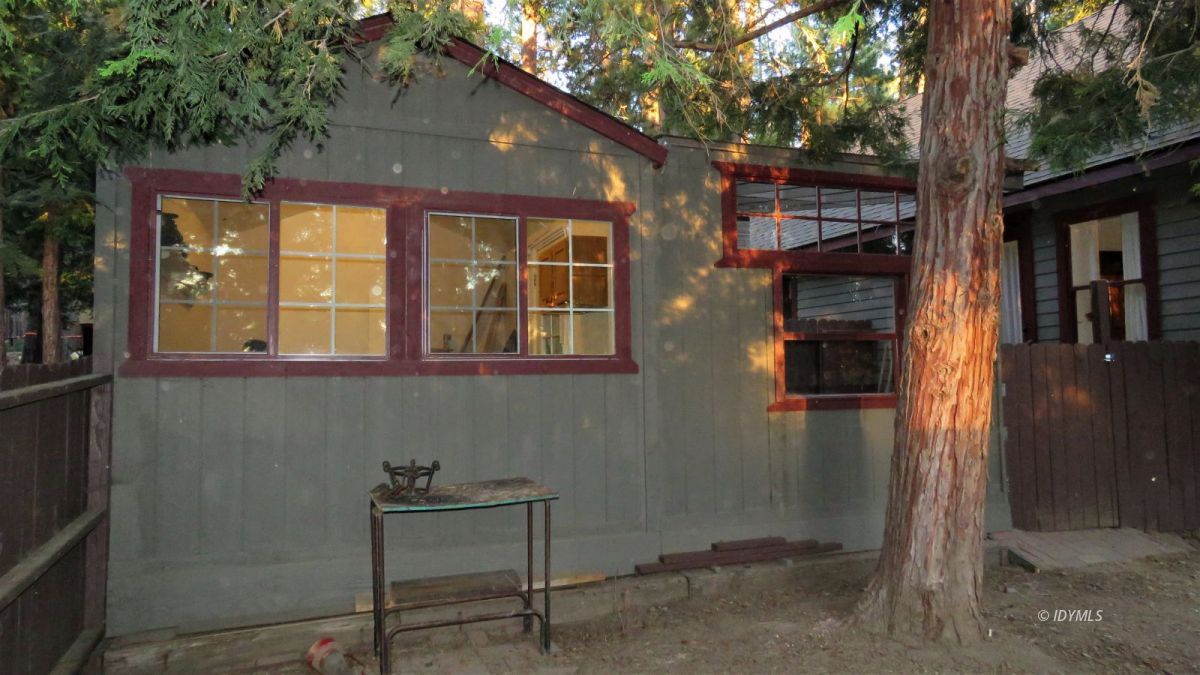 27300 Saunders Meadow Road Idyllwild, CA 92549 - Photo 32 of 39 a backyard of a house with table and chairs