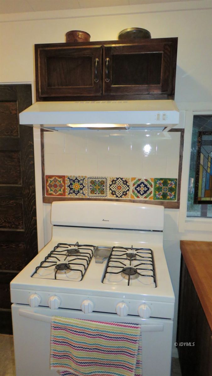 27300 Saunders Meadow Road Idyllwild, CA 92549 - Photo 9 of 39 a close view of stove top oven