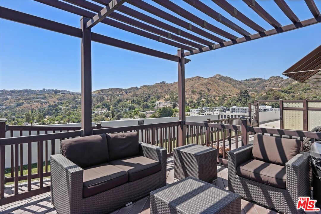7250 Franklin Avenue, Unit 101 Los Angeles, CA 90046 - Photo 29 of 33 a view of a chair in the roof deck