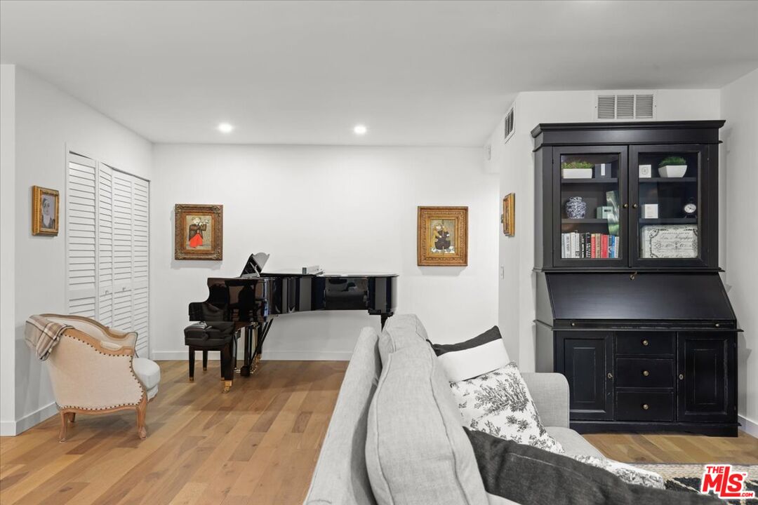 7250 Franklin Avenue, Unit 101 Los Angeles, CA 90046 - Photo 5 of 33 a living room with furniture and wooden floor