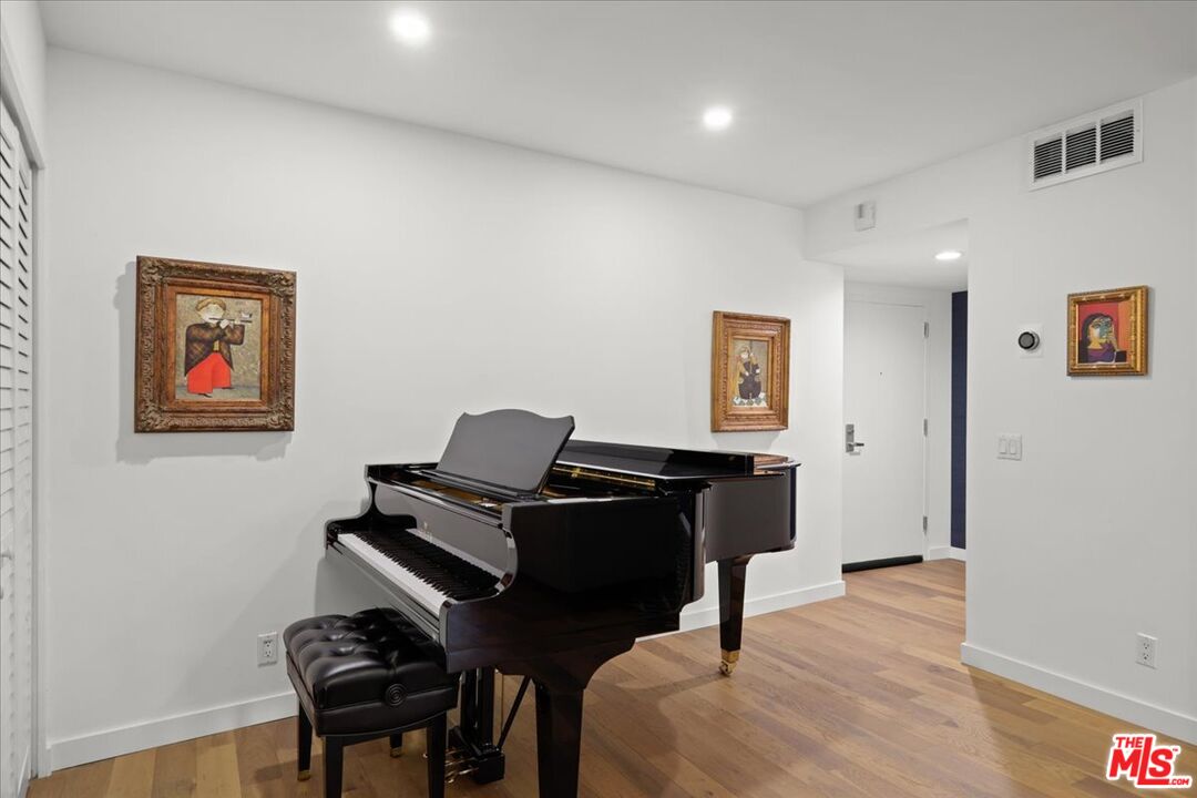 7250 Franklin Avenue, Unit 101 Los Angeles, CA 90046 - Photo 6 of 33 a bedroom with a bed and a desk