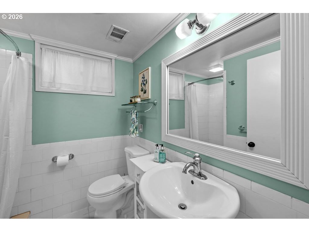 2780 Southwest West Point Avenue Portland, OR 97225 - Photo 38 of 48 Bathroom