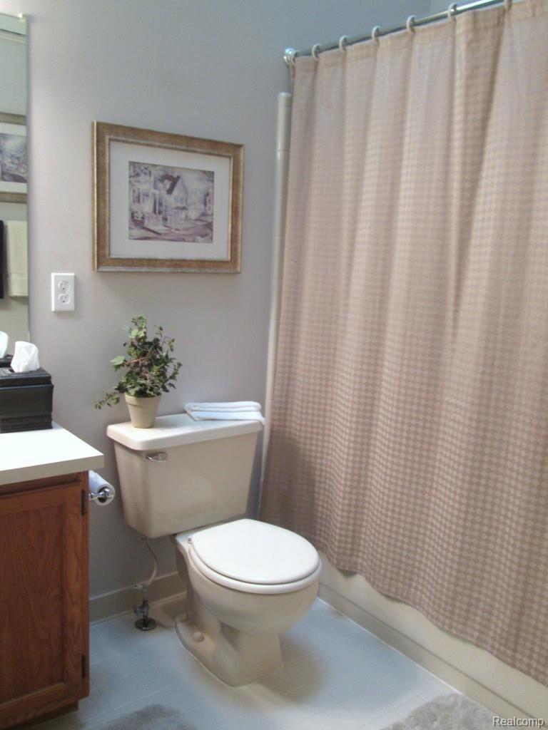 31196 Country Way, Unit 26 Farmington, MI 48331 - Photo 17 of 26 MAIN BATH VIEW 2