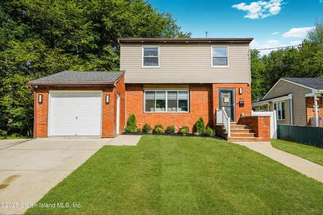 $899,888 | 383 Woodrow Road | Arden Heights