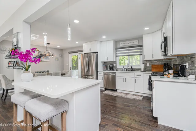 $899,888 | 383 Woodrow Road | Arden Heights