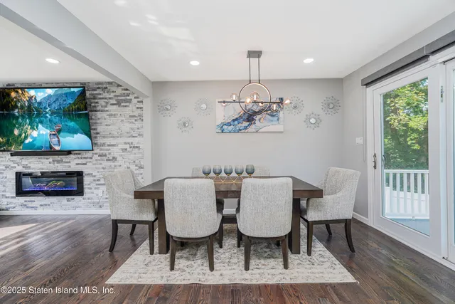 $899,888 | 383 Woodrow Road | Arden Heights