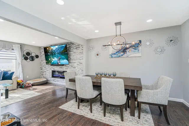 $899,888 | 383 Woodrow Road | Arden Heights