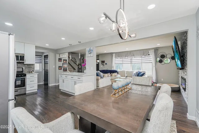 $899,888 | 383 Woodrow Road | Arden Heights