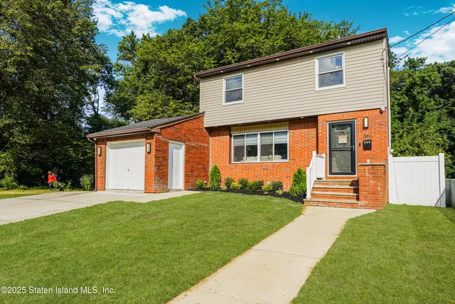 $899,888 | 383 Woodrow Road | Arden Heights