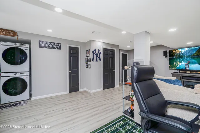 $899,888 | 383 Woodrow Road | Arden Heights