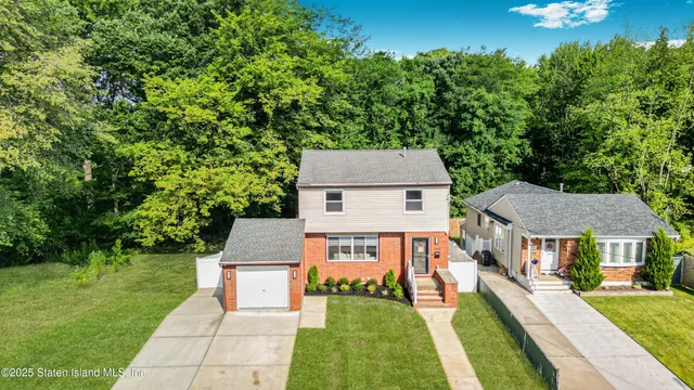 $899,888 | 383 Woodrow Road | Arden Heights