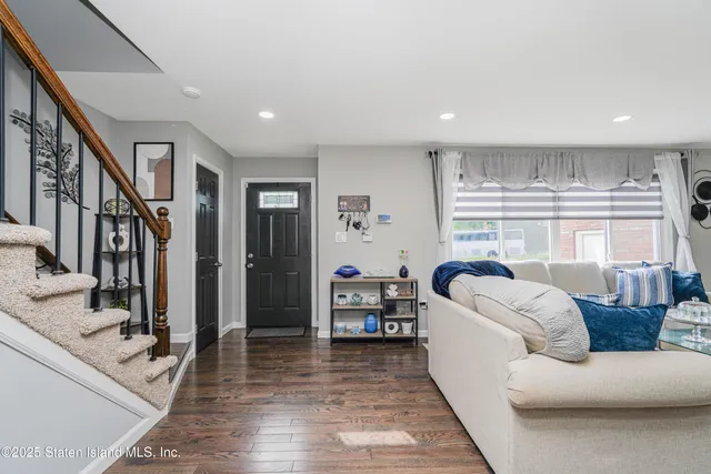 $899,888 | 383 Woodrow Road | Arden Heights