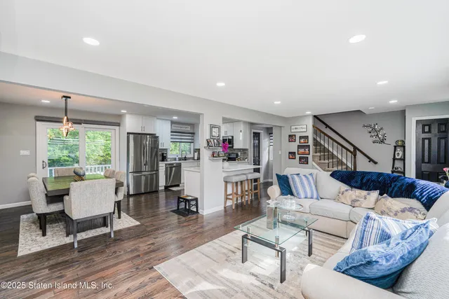 $899,888 | 383 Woodrow Road | Arden Heights