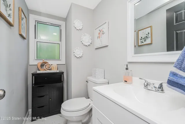 $899,888 | 383 Woodrow Road | Arden Heights