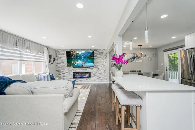 $899,888 | 383 Woodrow Road | Arden Heights