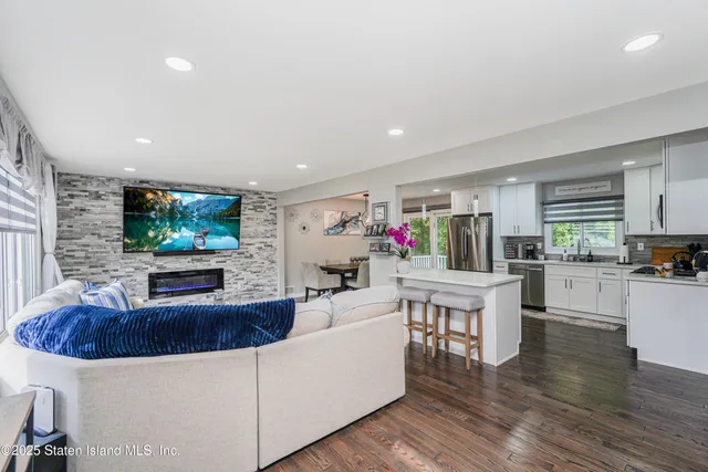 $899,888 | 383 Woodrow Road | Arden Heights