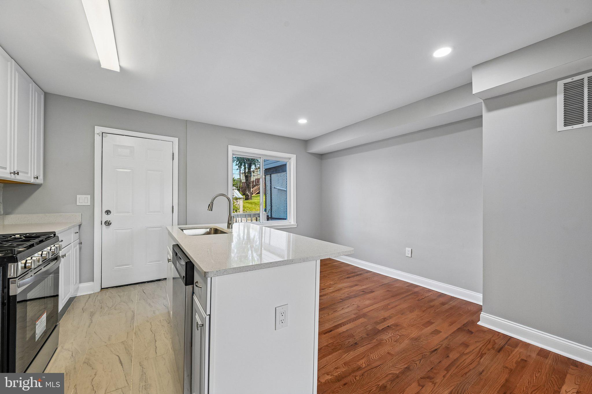 628 Roundview Road Baltimore, MD 21225 - Photo 13 of 43