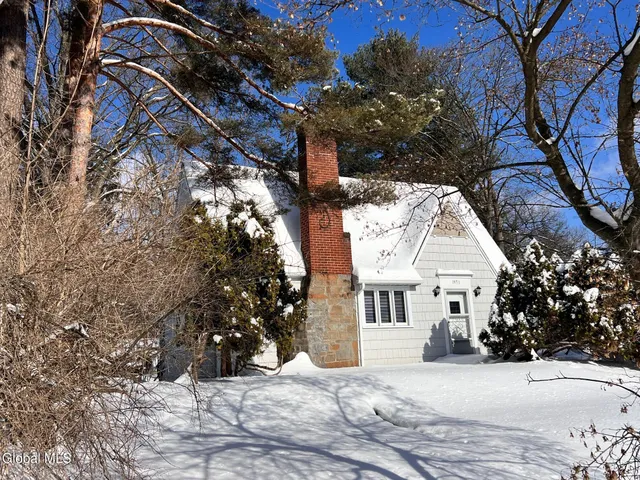 $359,900 | 1971 Nott Street, Niskayuna, NY 12309