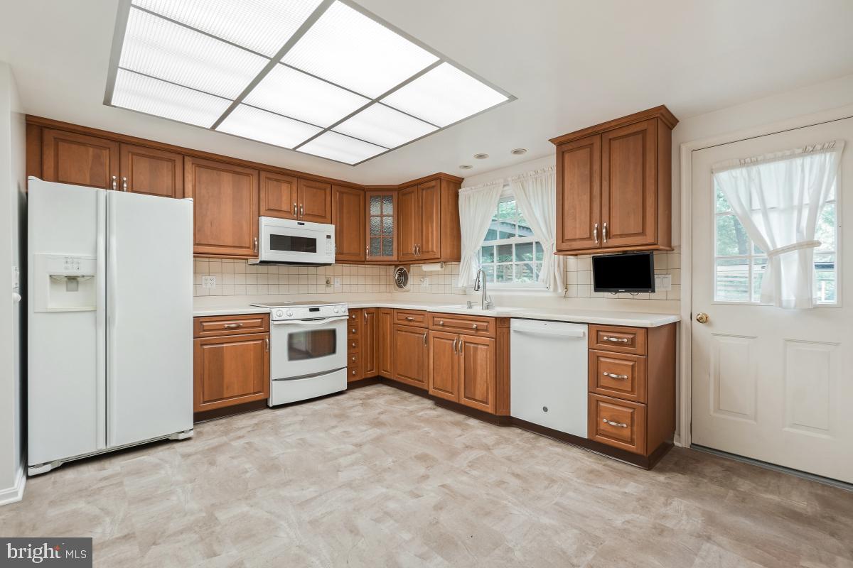 10620 Seneca Ridge Drive Gaithersburg, MD 20886 - Photo 16 of 53 Eat-In Kitchen
