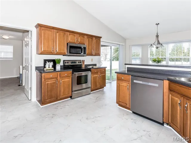 $399,900 | 157 Oak Hill Drive, Maryville, IL 62062