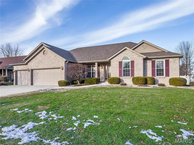 $399,900 | 157 Oak Hill Drive, Maryville, IL 62062