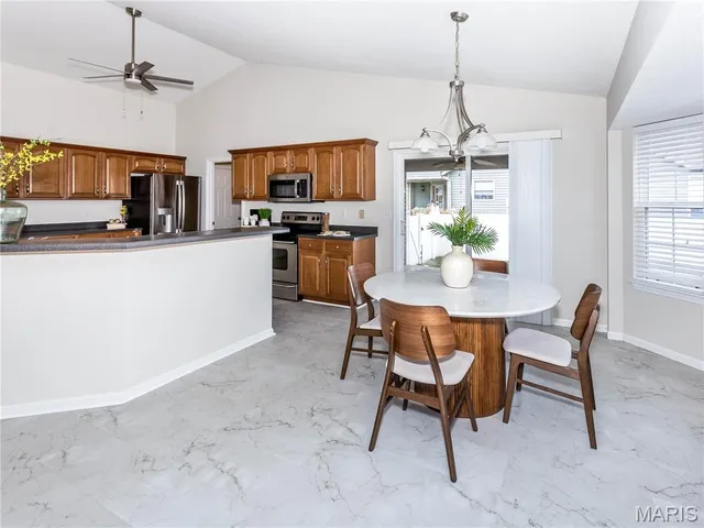 $399,900 | 157 Oak Hill Drive, Maryville, IL 62062