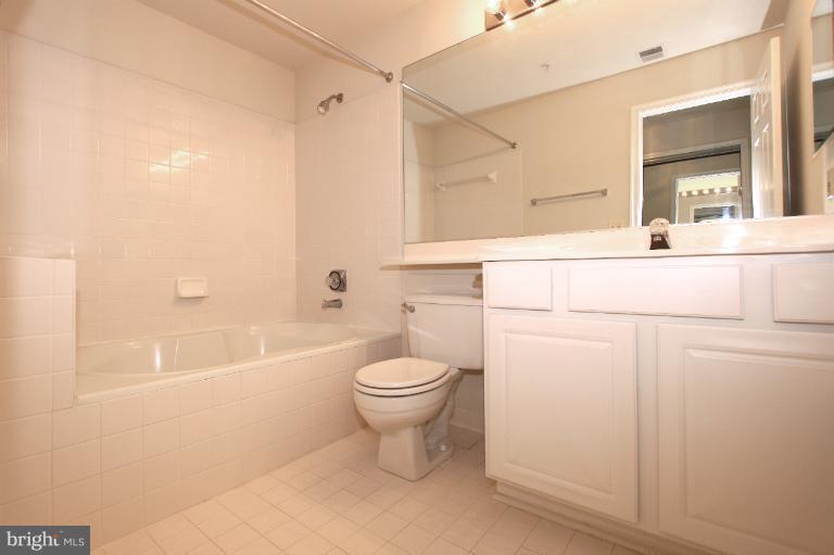111 Timberbrook Lane, Unit 304 Gaithersburg, MD 20878 - Photo 12 of 30 Bath (Master)