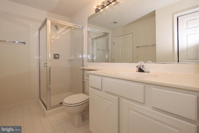111 Timberbrook Lane, Unit 304 Gaithersburg, MD 20878 - Photo 17 of 30 Bath (Master)