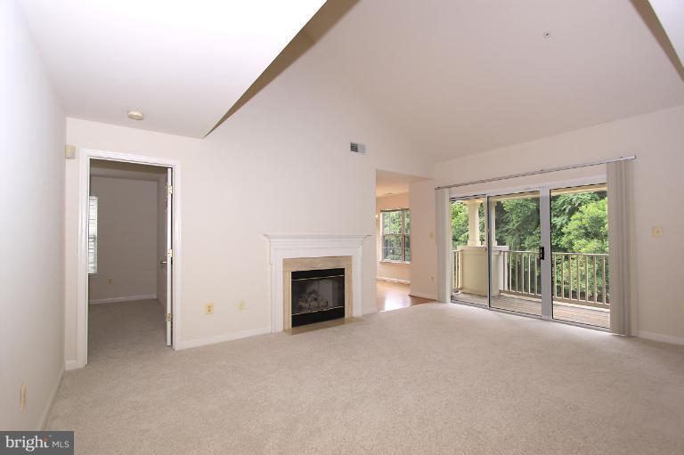 111 Timberbrook Lane, Unit 304 Gaithersburg, MD 20878 - Photo 25 of 30 Living Room