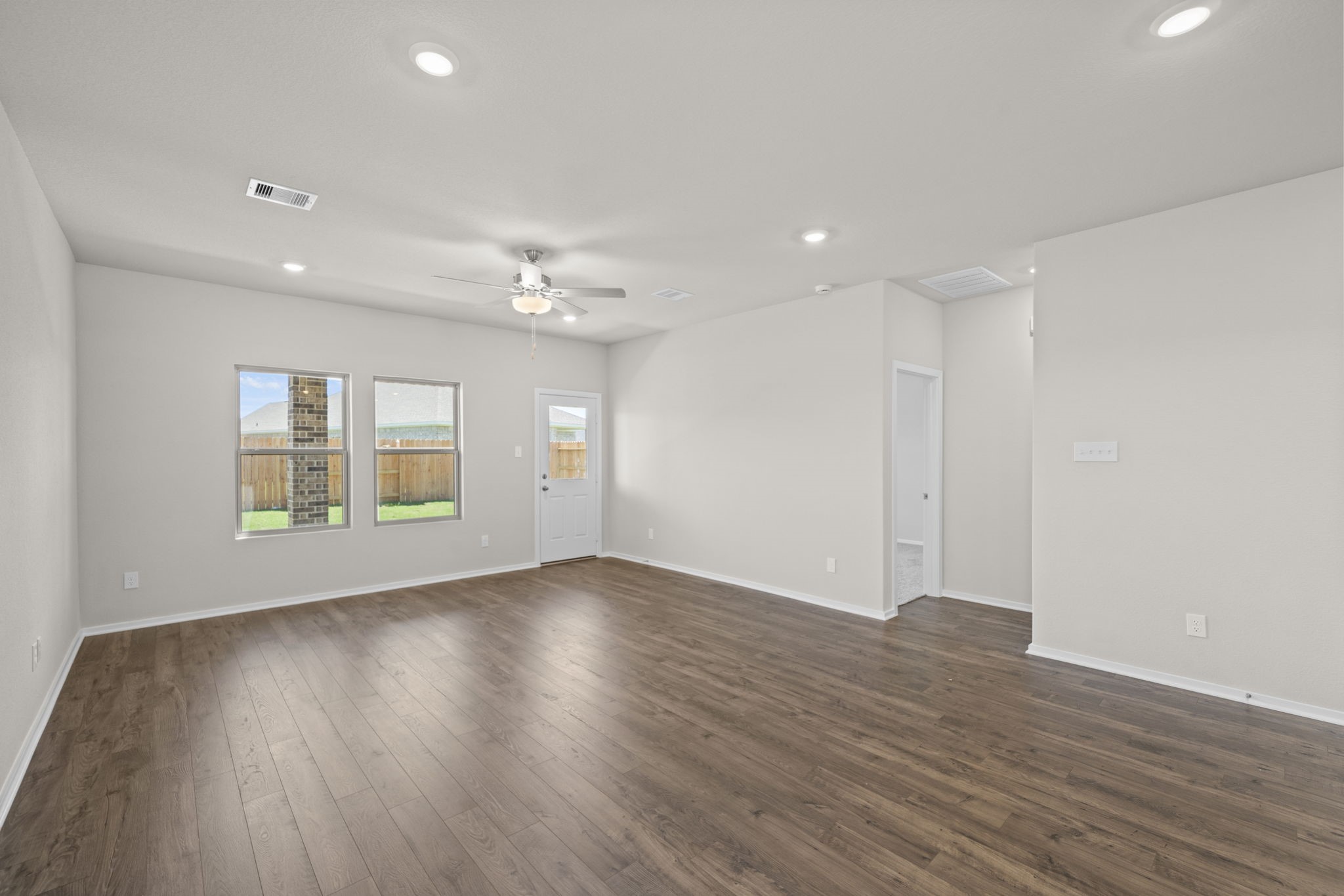 2914 Wind Cave Lane Rosharon, TX 77583 - Photo 9 of 27 Gallery Image 9