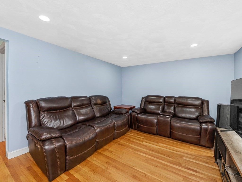 267 Salem Road Billerica, MA 01821 - Photo 9 of 27 a view of a livingroom with furniture