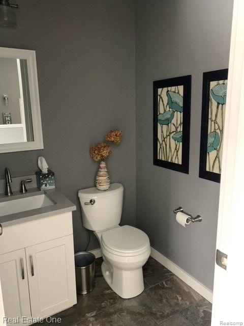 3790 Beach Road Troy, MI 48084 - Photo 23 of 28 half bath